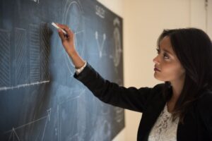 教育分野でも男女格差　日本の高等教育の女性比率